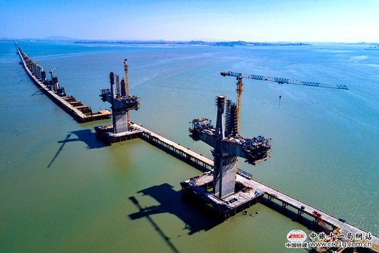 福厦铁路项目湄洲湾跨海大桥加紧施工
